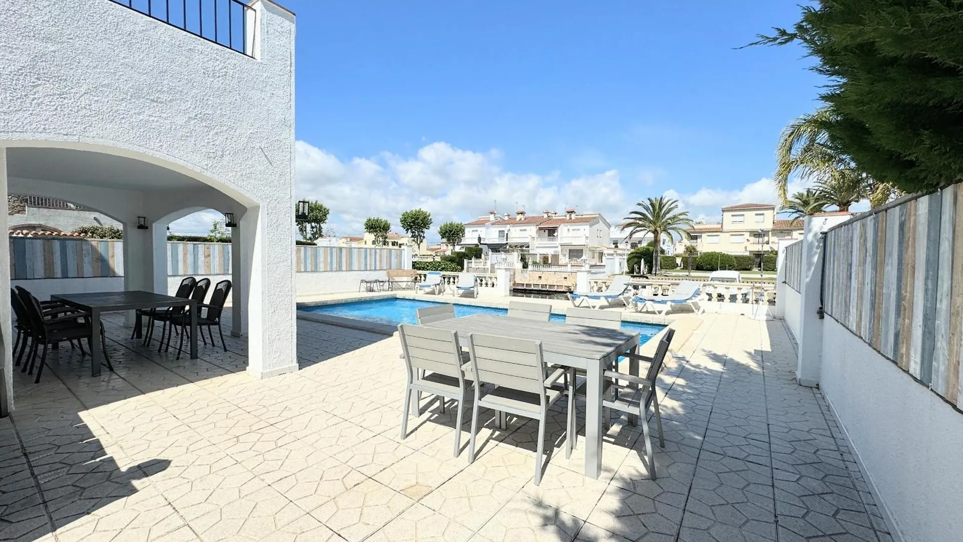 150-Empurialola- Preciosa Casa Con Piscina Y Amarre En Empuriabrava Villa